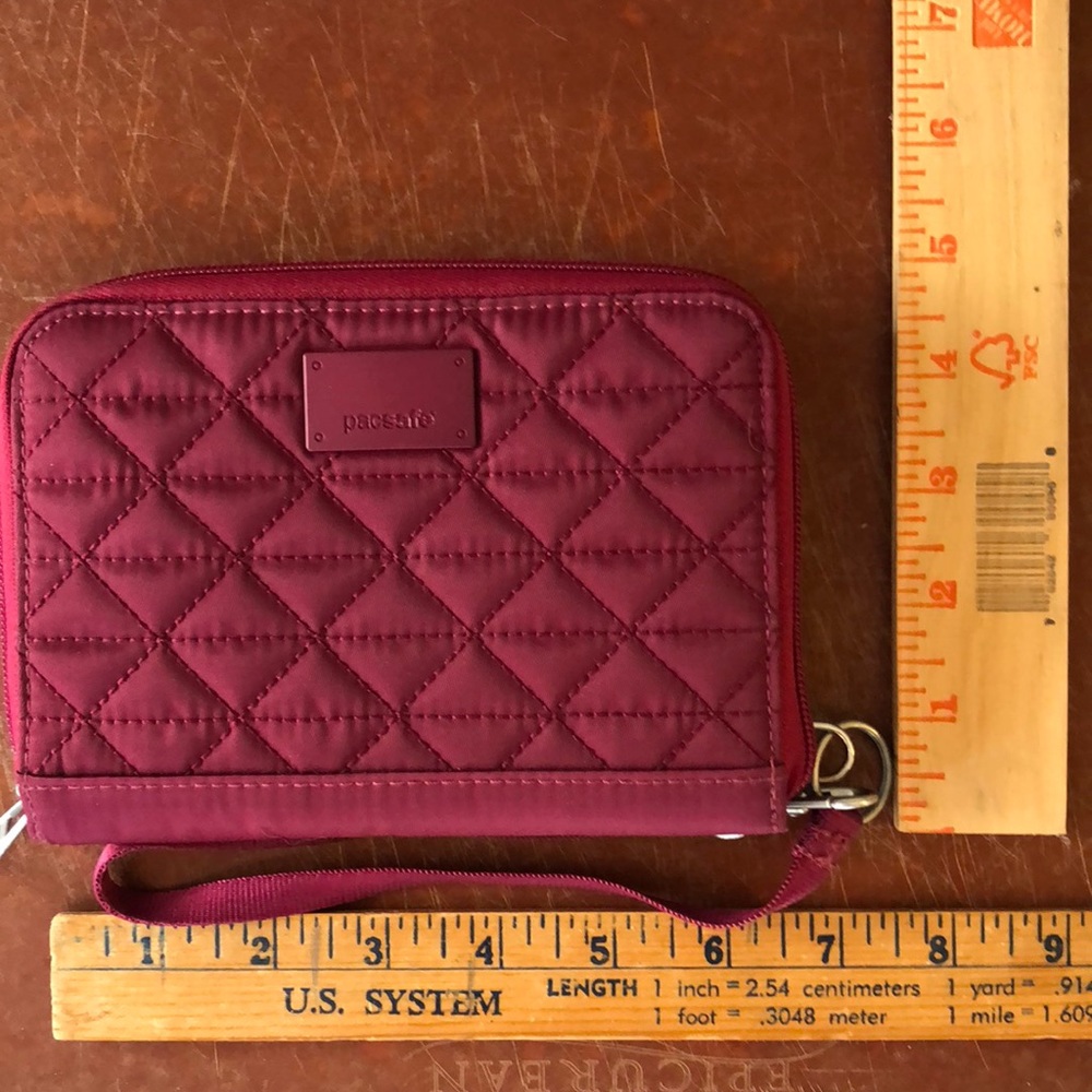 Pacsafe RFIDsafe W100 RFID blocking wallet